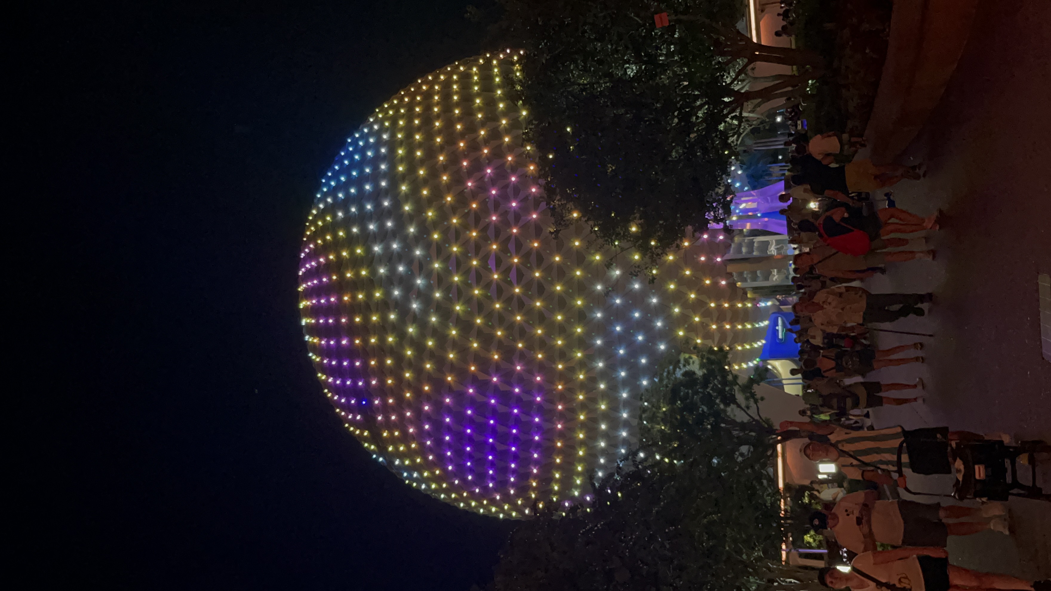 Epcot de noche, luces y magia en cada rincón. #Epcot #Noche #Magia #ViajeMagico