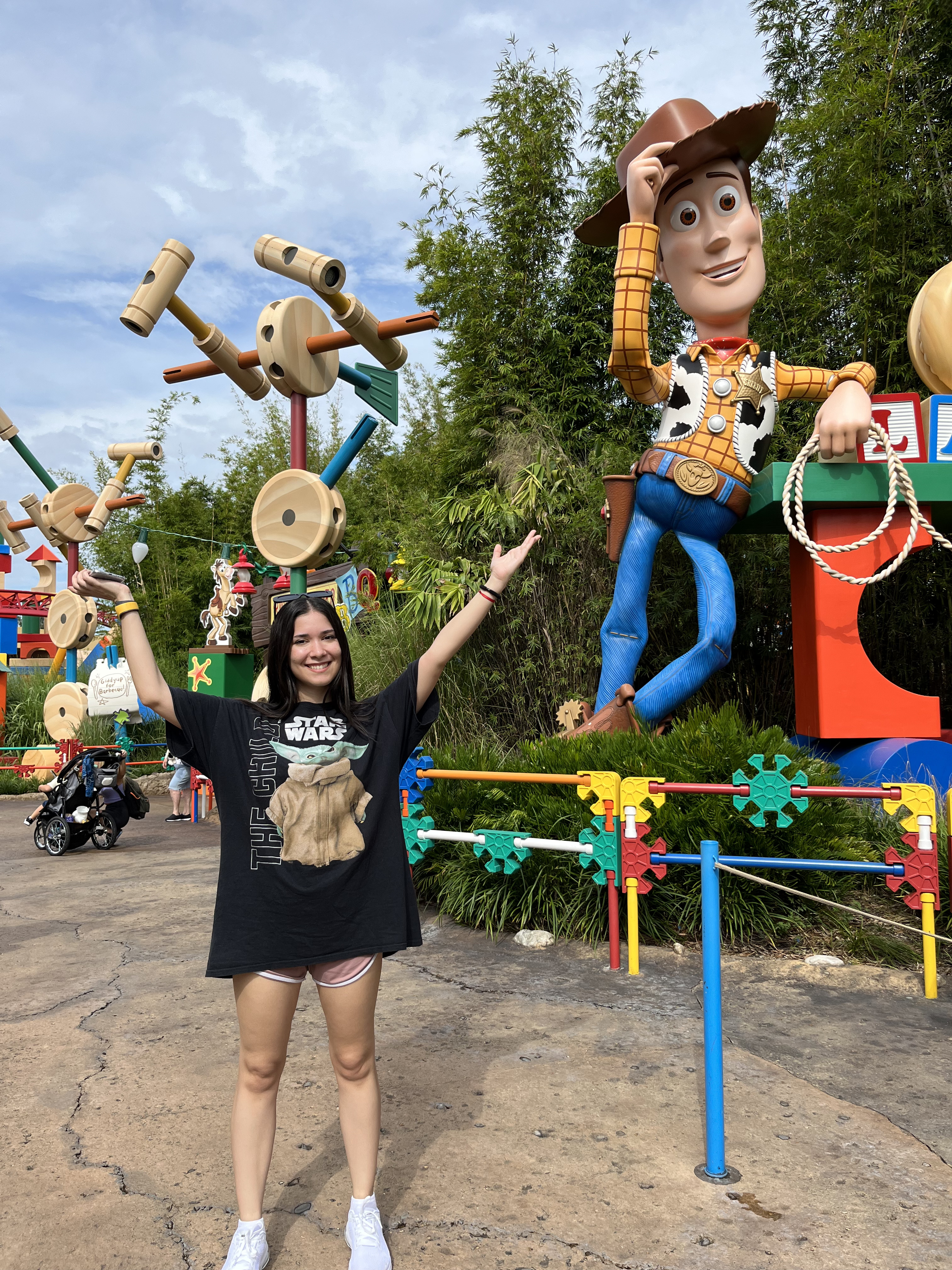 Un pequeño explorador en Toy Story Land, ¡la aventura recién empieza! #ToyStoryLand #Mickey #Magia #ViajeMagico